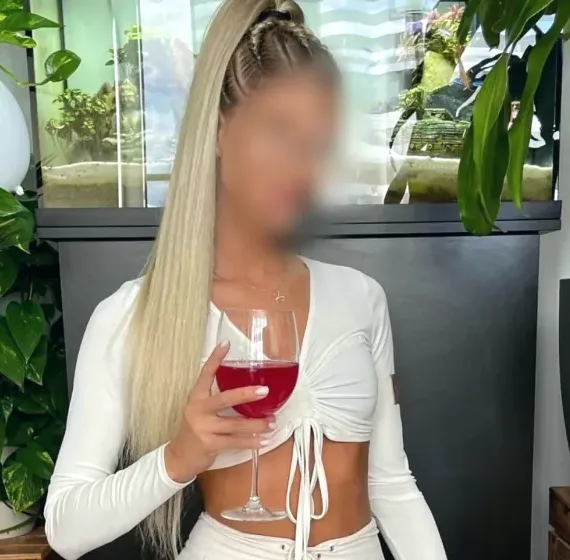 Melanie, 26